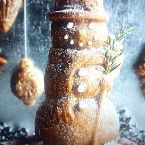 NordicWare ⛄Snowman-Shaped Baking Pan - Picture 6 of 6